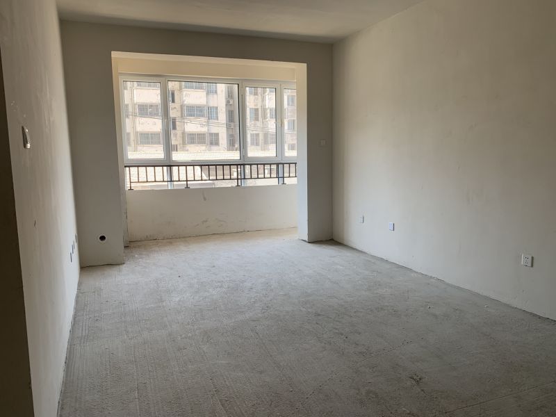 金河湾 居家自住好房出售！3室2厅2卫121万元139m²毛坯。