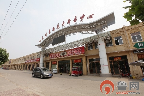 龙泉街道董村花卉市场 东200米 底上8间，靠近大路旁！