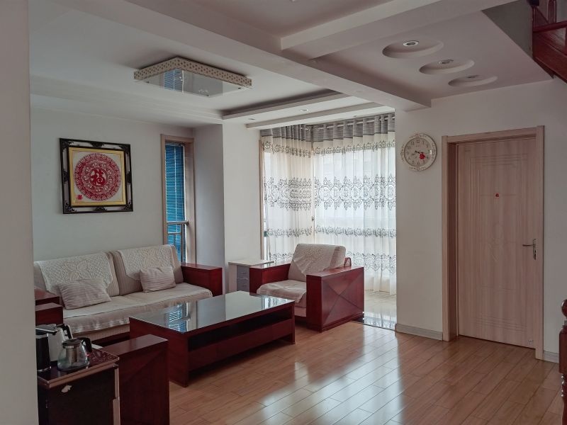 滨江花园三期多层复试精装修5室3厅3卫215m²229万元