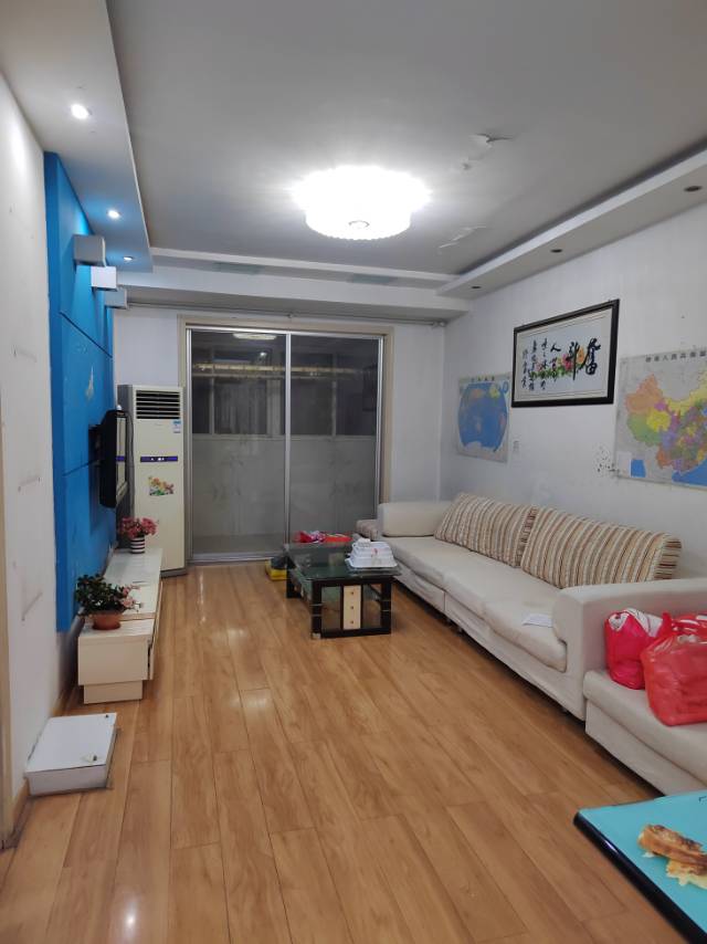 自家房子普通装修3室2厅1卫107m²