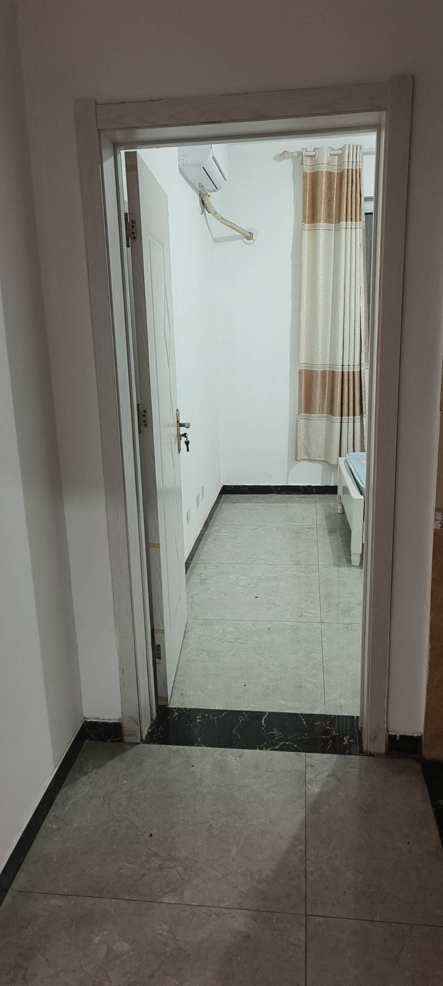 普通装修3室2厅1卫90m²650元/月