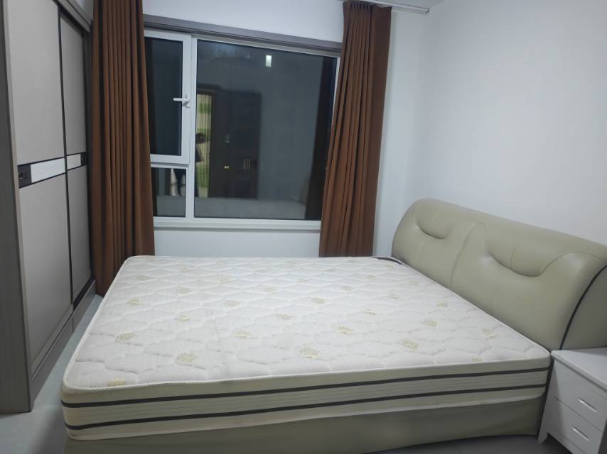 普通装修4室2厅2卫144m²1530元/月