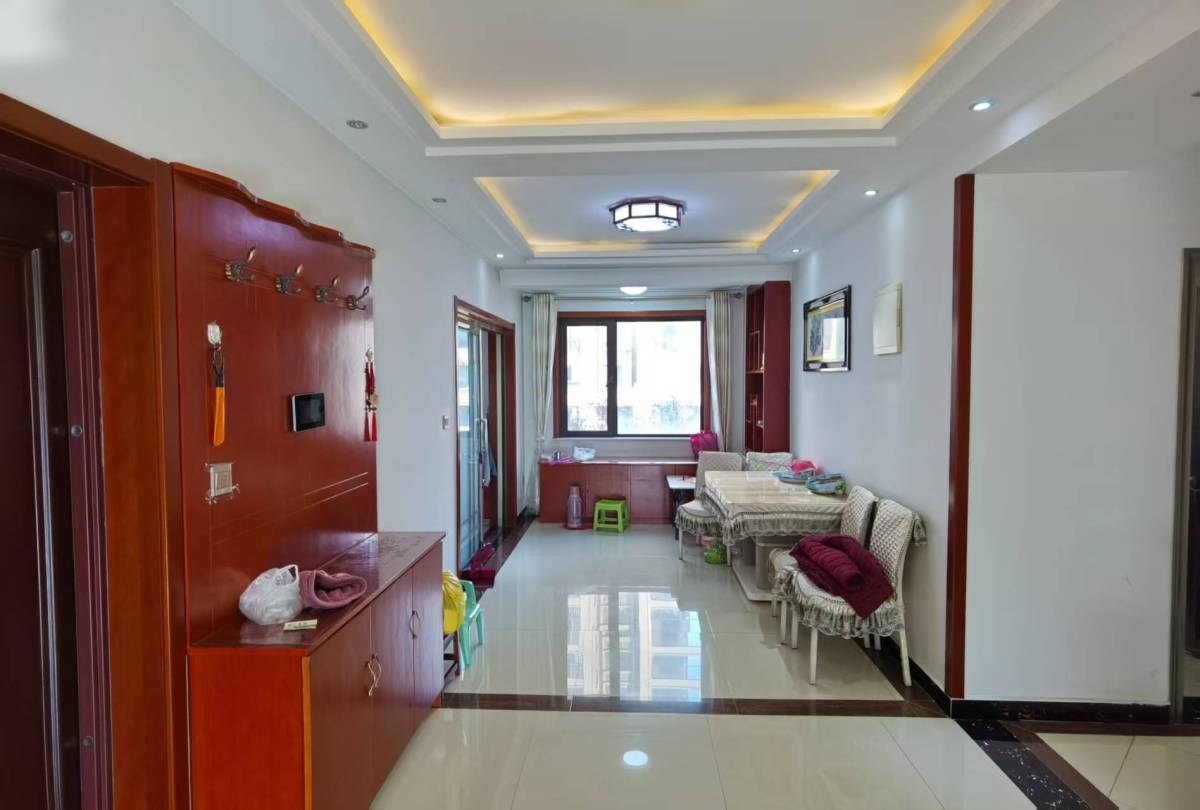 品质小区！3室2厅2卫156m²全明户型，朝向采光好。