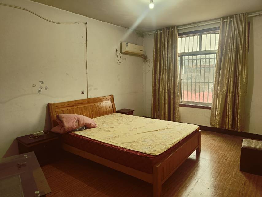 普通装修1室1厅1卫40m²400元/月
