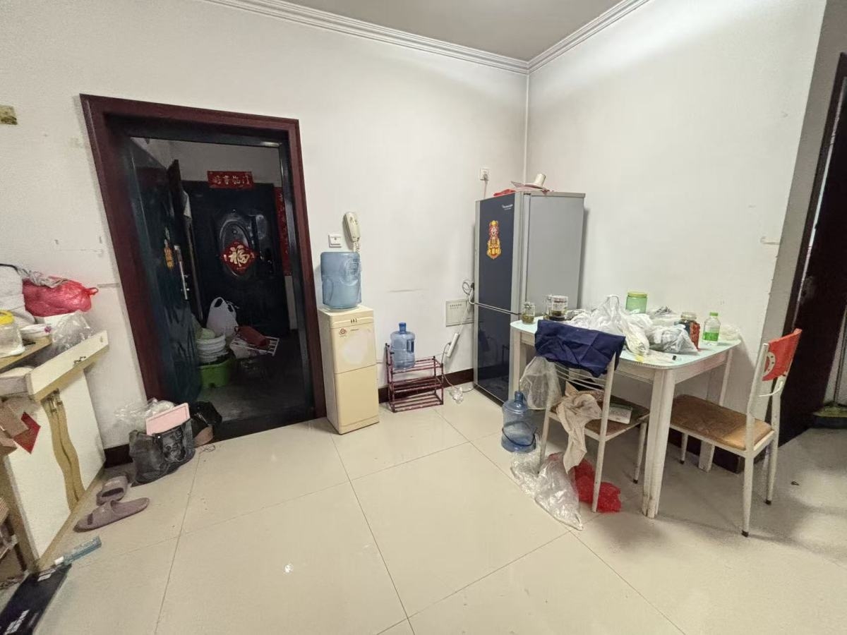普通装修3室2厅1卫105m²1300元/月