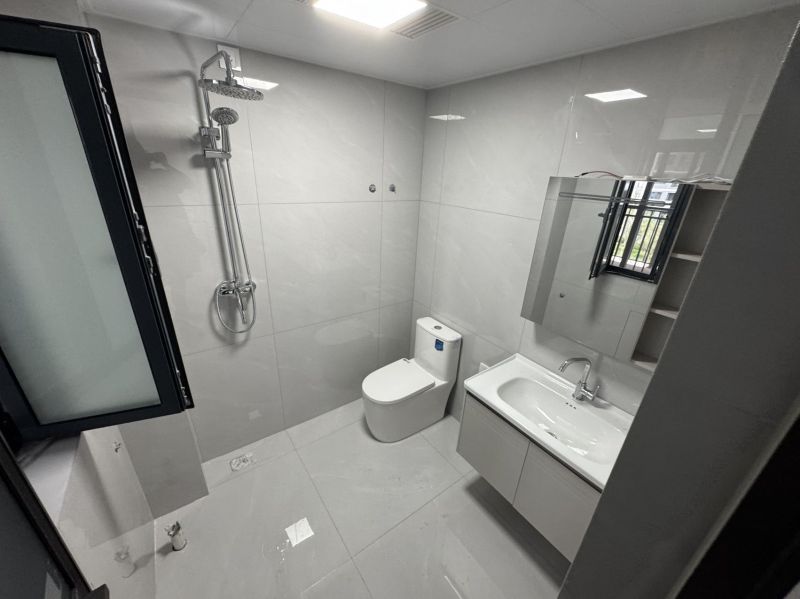 普通装修4室2厅2卫188m²1650元/月