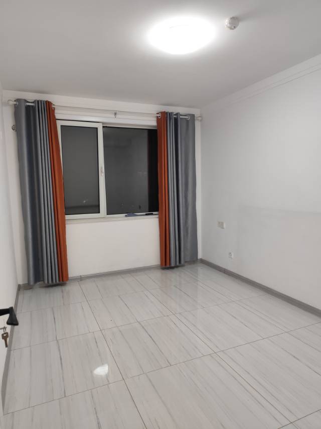普通装修3室2厅1卫136m²1500元/月