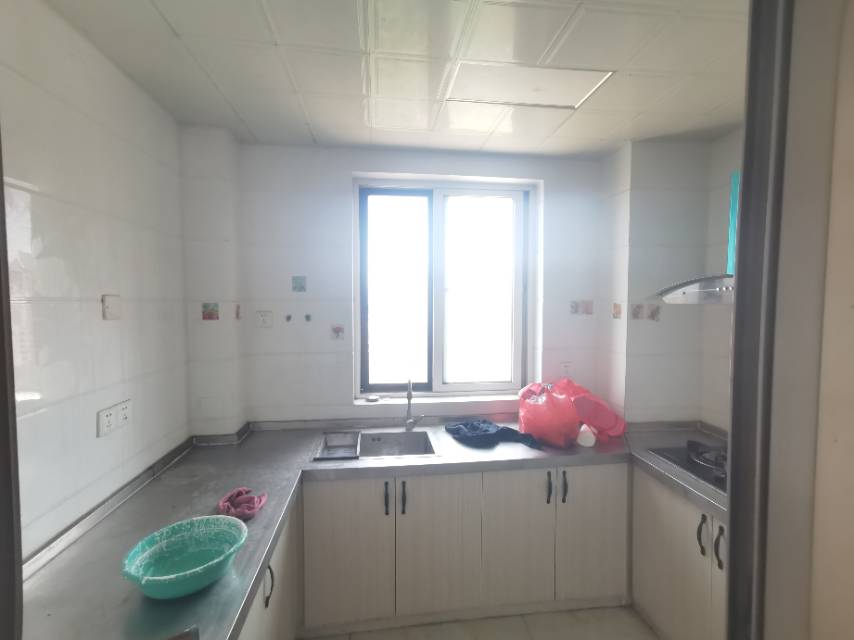 普通装修3室2厅2卫135m²1400元/月