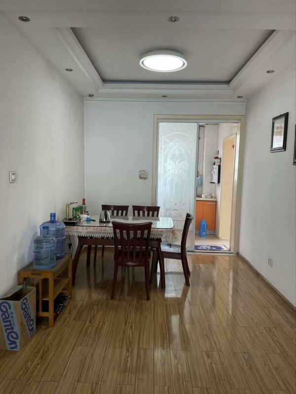 普通装修3室2厅2卫135m²1450元/月