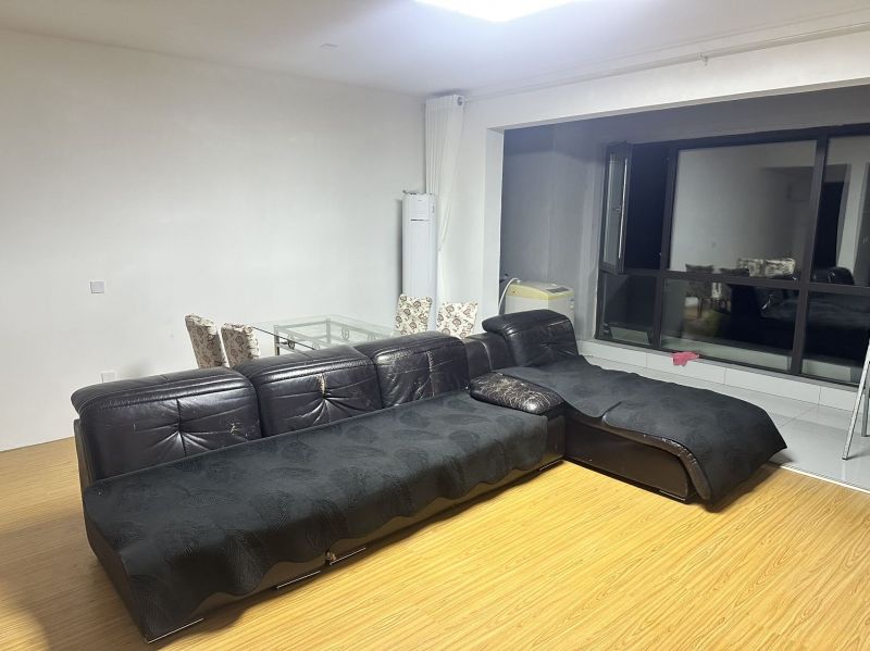普通装修4室1厅2卫145m²1200元/月