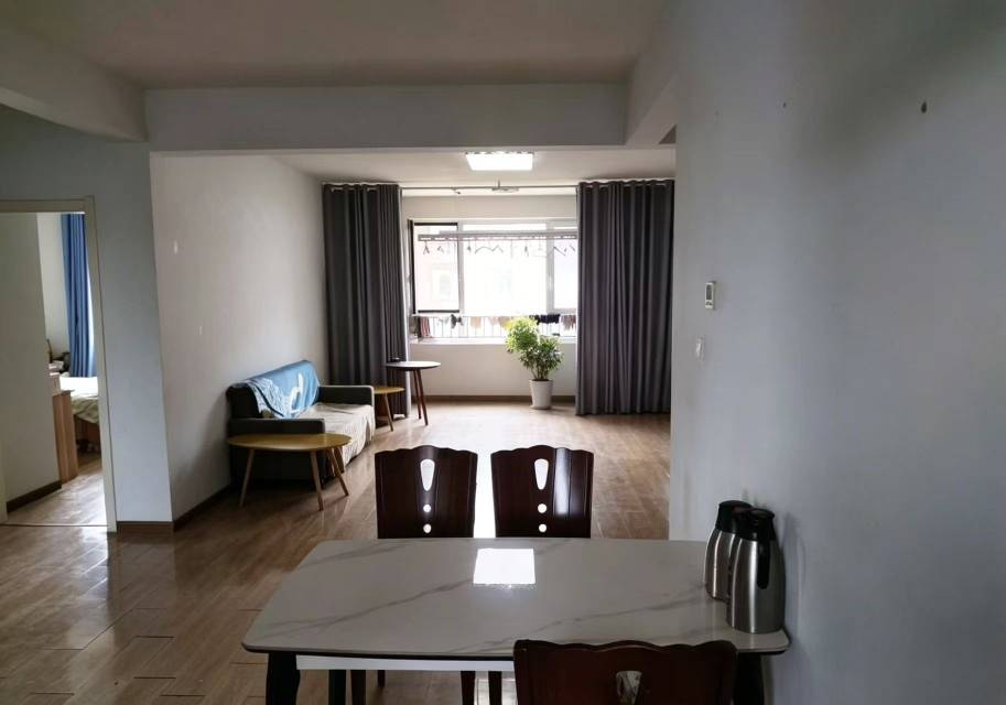 普通装修4室2厅1卫140m²2040元/月