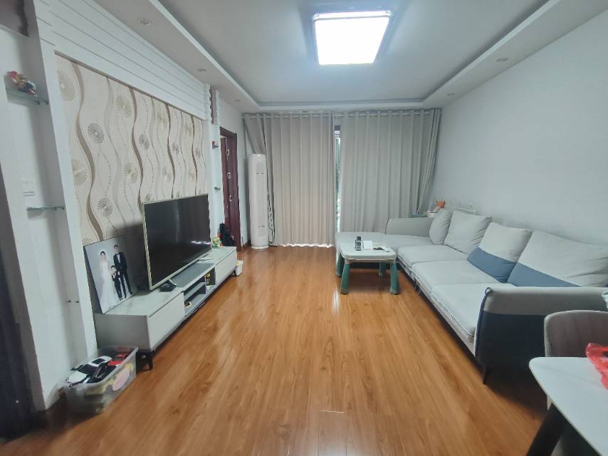 普通装修3室2厅2卫117m²1900元/月