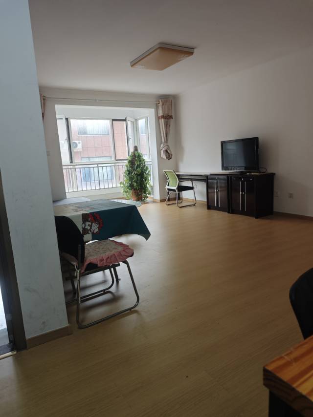 普通装修3室2厅1卫128m²1500元/月