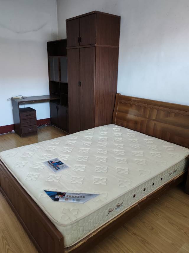 普通装修4室2厅1卫156m²1250元/月