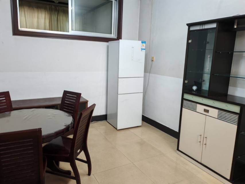 普通装修4室2厅1卫156m²1250元/月