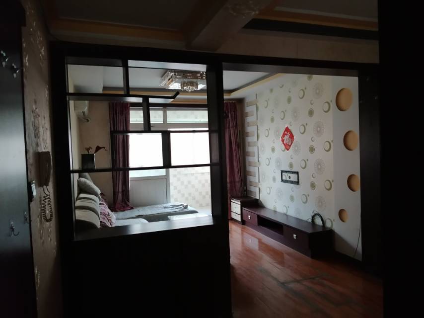 普通装修3室2厅1卫86m²1150元/月