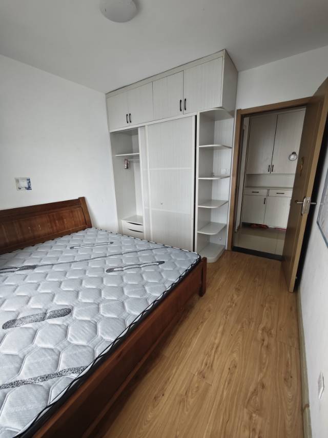 普通装修1室1厅1卫55m²950元/月