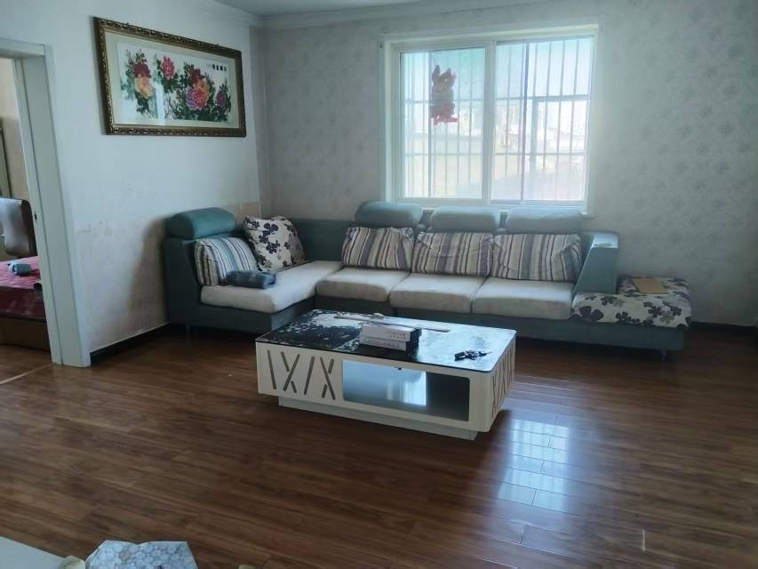 普通装修3室2厅1卫106m²1300元/月