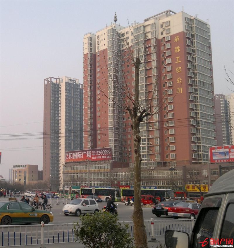 人民医院公交车站，杏坛广场，精装修，没住过。
