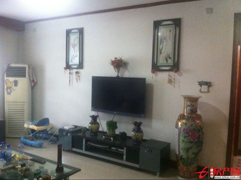 鸿兴嘉苑一楼带院，两个车位，所有东西一应俱全，真正拎包入住