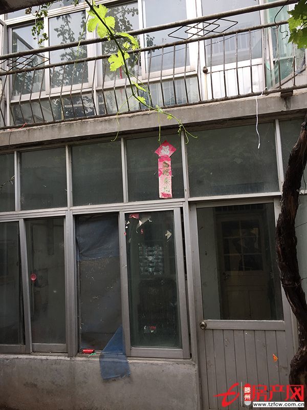 出门就是荆河公园，周围环境好，普通装修，独院，两层。