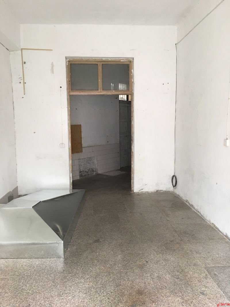 滕州市杏坛东路门头房出租，临街商铺，有市场、客流旺