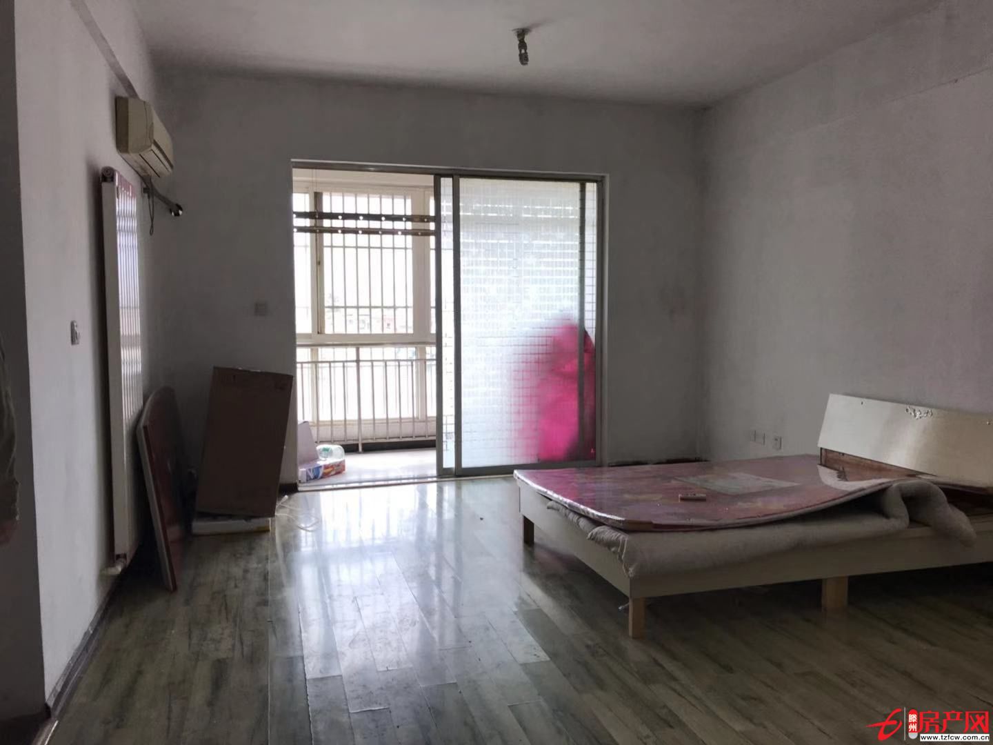 丽都水岸公寓一室一厅独立的阳台和卫生间阳台落地窗采光很好