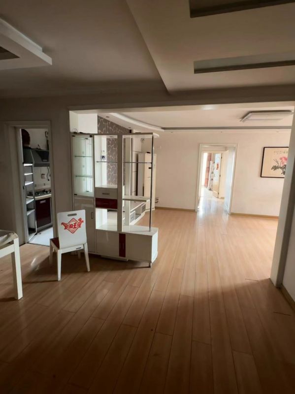 普通装修3室2厅2卫143m²1666元/月