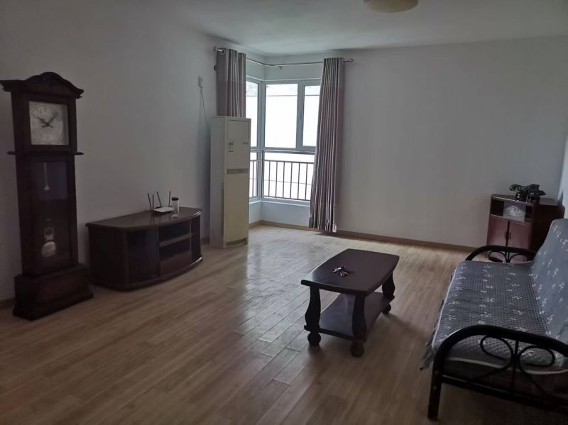 普通装修3室2厅1卫121m²1500元/月