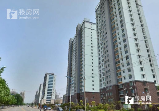 家具、空调、热水器齐全，木地板，拎包入住！