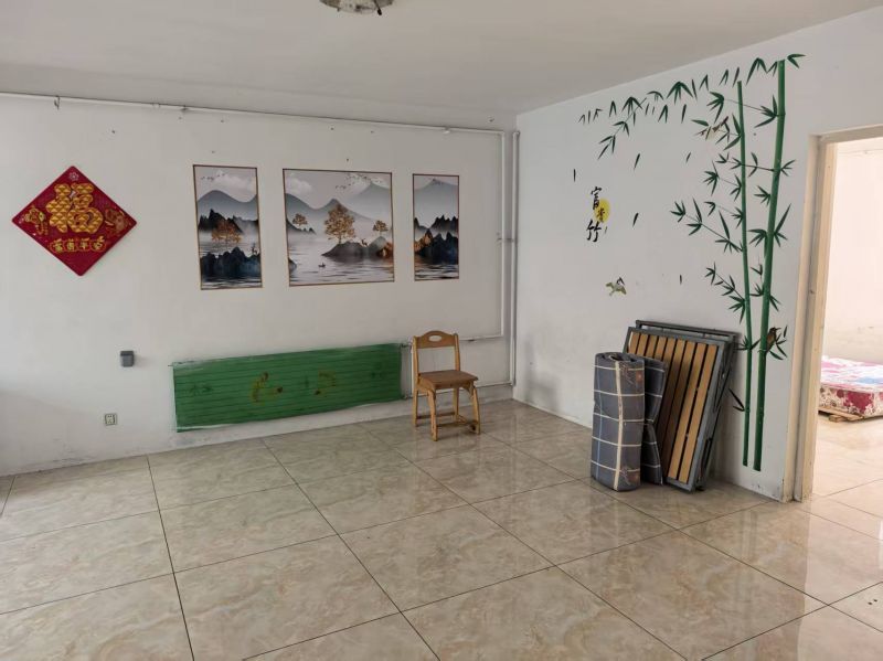 有暖气，有物业，舒适安全，周边有育才西校，真爱商场，紧邻西关小学，交通方便