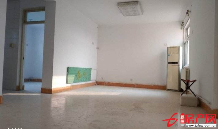 普通装修3室2厅1卫90m²1250元/月