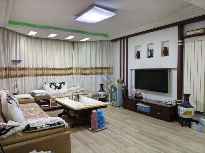 精装修3室2厅2卫138m²1800元/月