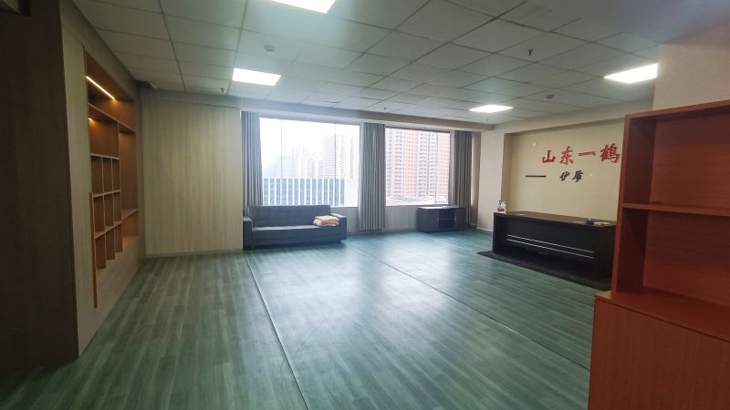 精装修写字楼 105m² 采光好 地理位置优越 年租金两万