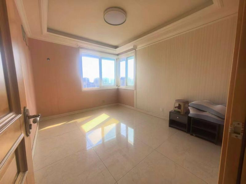 精装修5室2厅3卫242m²2700元/月